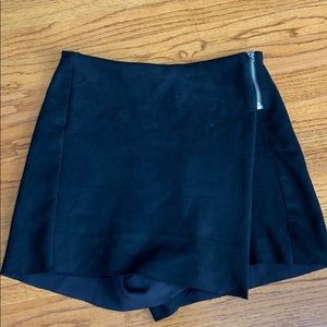 Black faux suede squort